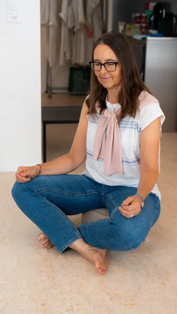 Claudia am Meditieren im Malatelier in Champfèr