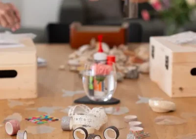 Arbeitstisch mit Bastelmaterialien zum Schmücken und befüllen der Schatzkisten - Schatzsuche-Retreat 25