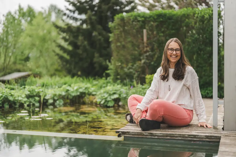 Claudia Zürcher in ihrem Garten in Berikon